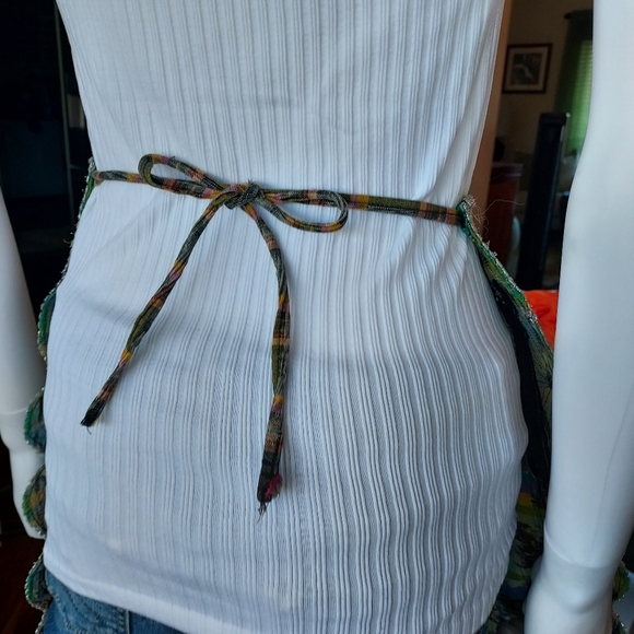 Ladies Designer Apron with Embroidered Detail: Scallop Edging: Zip Pockets. - Picture 7 of 16